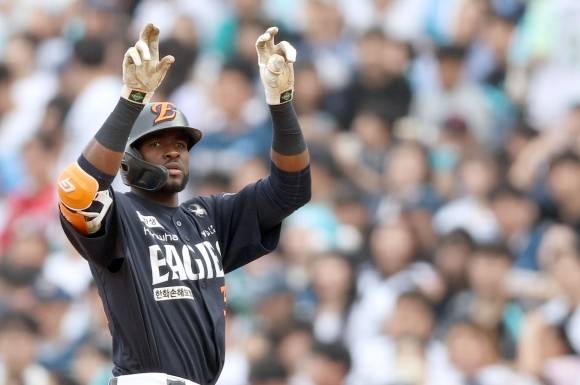 한화 이글스 에스테반 플로리얼이 1일 창원NC파크에서 열린 2025 KBO리그 NC 다이노스와의 원정 경기에서 안타를 친 뒤 세레머니하고 있다. 창원 연합뉴스