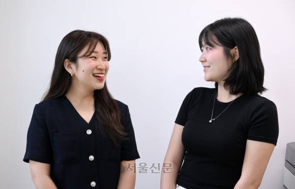 숙명여대 서울형 한국어 예비학교에서 담임 교사를 맡고 있는 이혜윤(왼쪽)·배은솔 교사가 인터뷰 중 의견을 나누고 있다. 도준석 전문기자