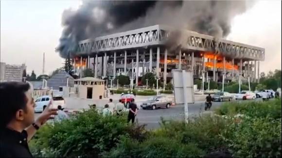 생방송 중 공습 - 이란 국영방송 IRIB 본사가 16일(현지시간) 이스라엘군의 공습으로 검은 연기를 내뿜으며 불타고 있다. X 캡처