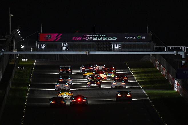 어둠 속에서 시작된 슈퍼레이스 3라운드 결승. 사진: 김학수 기자