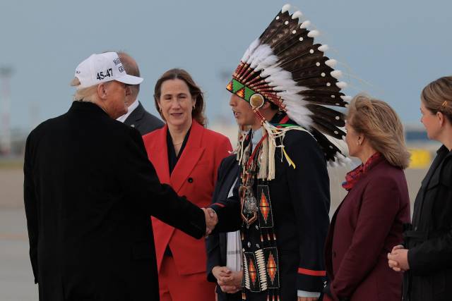 도널드 트럼프(왼쪽 첫 번째) 미국 대통령이 주요 7개국(G7) 정상회의에 참석하기 위해 캘거리 국제공항에 도착해 캐나다 측측 관계자로부터 환영 인사를 받고 있다. AFP연합뉴스