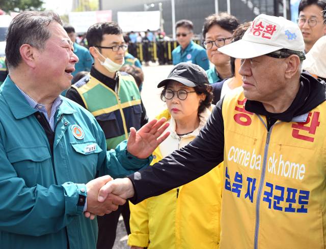 김경일(왼쪽) 파주시장이 23일 경기 파주시 임진각에서 납북자가족모임 주최로 열린 '납치된 가족 소식 보내기' 행사장을 방문해 최성룡 대표에게 대북 전단 살포를 만류하고 있다. 단체는 이날 납북피해자 6명의 사진과 설명이 담긴 비닐 소식지 다발(무게 2kg 이하)을 헬륨풍선에 매달아 북으로 날려 보낼 계획이었으나, 바람이 불지 않아 이를 연기했다. 파주=오승현 기자 2025.04.23
