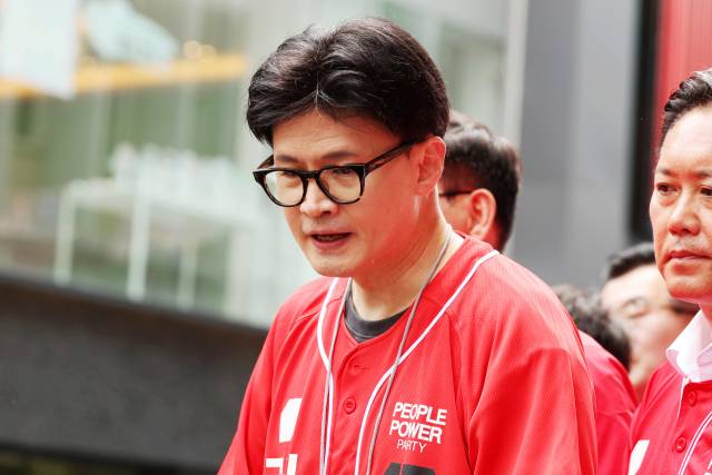 광주 유권자들 만나는 한동훈 전 대표 (광주=연합뉴스) 정다움 기자 = 제21대 대통령선거 사전투표 첫날인 29일 오후 광주 동구 충장로우체국 앞에서 국민의힘 한동훈 전 대표가 유세하고 있다. 2025.5.29 daum@yna.co.kr (끝) <저작권자(c) 연합뉴스, 무단 전재-재배포, AI 학습 및 활용 금지>