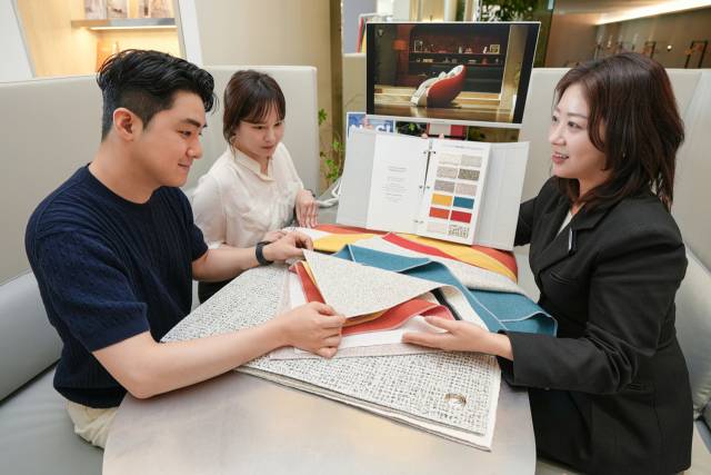 세라젬 모델들이 경기 화성시 웹카페&라운지 동탄호수공원직영점에서 다양한 질감과 컬러를 살펴보며 세라젬 파우제 피팅서비스를 상담받고 있다. 사진 제공=세라젬