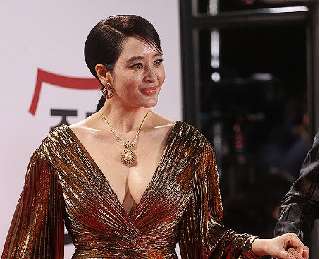 배우 김혜수가 서울 여의도 KBS에서 열린 제44회 청룡영화상 레드카펫에서 포즈를 취하고 있다. 연합뉴스