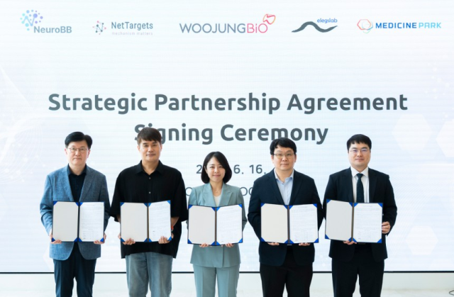 천희정(왼쪽 세번째) 우정바이오 대표와 전략적 파트너십 계약 체결 기업 관계자들이 기념사진을 찍고 있다. 사진 제공=우정바이오