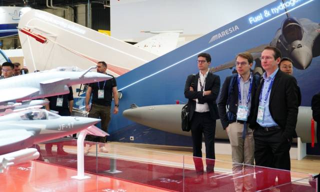 16일 프랑스 파리에서 열린 제55회 파리 에어쇼에서 외국인 방문객들이 J-10CE 전투기를 포함한 중국 전시품을 살펴보고 있다. 글로벌타임스 캡쳐