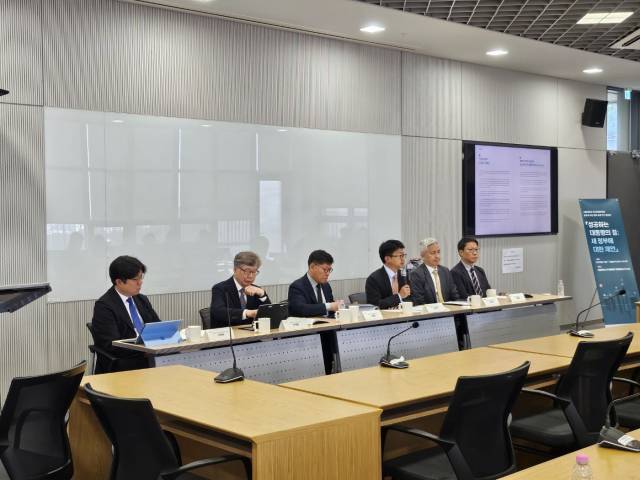 서울대 싱크탱크 국가미래전략원이 17일 ‘성공하는 대통령의 길:새 정부에 대한 제언’ 발표회를 진행하고 있다. 사진 제공=서울대 국가미래전략원