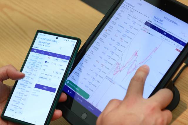 2024년 7월 19일 서울 강남구 업비트 라운지에서 직원이 업무를 보고 있다. 연합뉴스