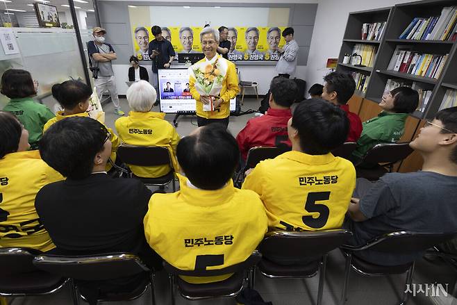 6월3일 저녁 권영국 후보가 민주노동당 당사에서 개표방송을 지켜본 후 소감을 발표하고 있다. ⓒ시사IN 이명익