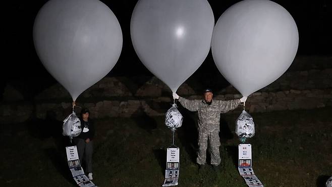 대북전단이 담긴 대형 풍선 ⓒ연합뉴스