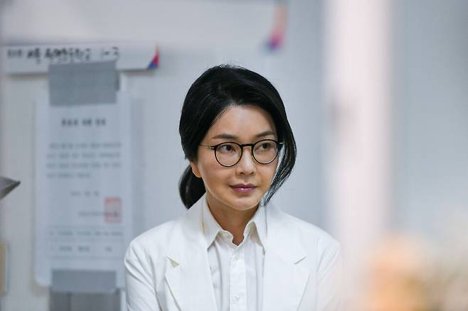 윤석열 전 대통령 배우자 김건희 여사가 제21대 대통령 선거일인 6월3일 서울 서초구 원명초등학교에 마련된 서초4동제3투표소에서 투표하기 위해 줄을 서고 있다. ⓒ 연합뉴스