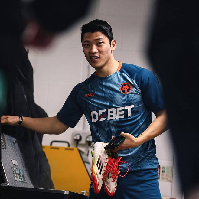 울버햄턴 황희찬은 소속팀에서 완전히 설 자리를 잃었다. 대대적인 리빌딩 속에서도 비토르 페레이라 감독은 그를 중용할 계획이 없어 보인다. 월드컵이 1년 앞으로 다가온 가운데 신변에 변화를 줘야 한다는 목소리가 높다. 사진출처｜울버햄턴 페이스북