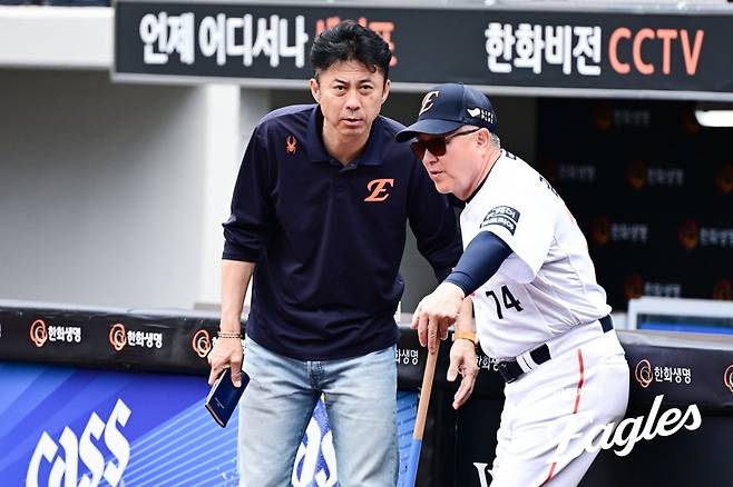 한화가 17일 재활선수 명단에 오른 에스테반 플로리얼의 대체 외국인선수로 루이스 리베라토를 영입했다. 손혁 한화 단장(왼쪽)은 17일 스포츠동아와 통화에서 “이번 주말에는 (경기 출전이) 가능할 수 있게 하려 한다”고 전했다. 한화는 비자 발급 등의 행정 절차 마무리를 위해 최대한 빨리 움직이고 있다. 사진제공｜한화 이글스