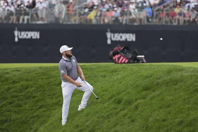 타이럴 해튼이 지난 16일 미국 펜실베이니아주 오크몬트 컨트리클럽에서 열린 US오픈 골프대회 최종 라운드 17번 홀에서 러프에서 샷을 하고 있다. AP