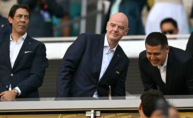 인판티노 FIFA 회장(가운데)이 지난 16일 미국 마이애미 하드록 스타디움에서 열린 FIFA 클럽 월드컵 C조 보카 주니어스-벤피카전을 벤피카 회장 루이 코스타(왼쪽), 보카 주니어스 회장 후안 로만 리켈메(오른쪽)와 관전하고 있다. AFP