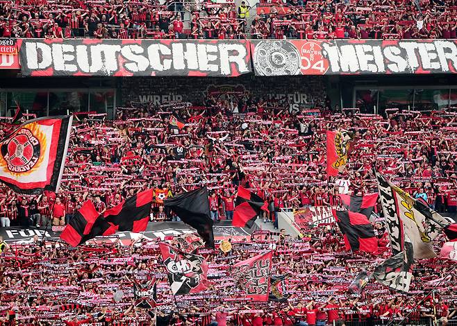 응원전에 나선 레버쿠젠 팬들 | AP연합뉴스