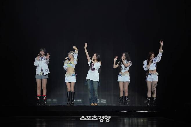 그룹 뉴진스 멤버들이 지난 3월 23일 홍콩 컴플렉스콘에서 무대를 마친 뒤 인사하고 있다. 컴플렉스콘 제공