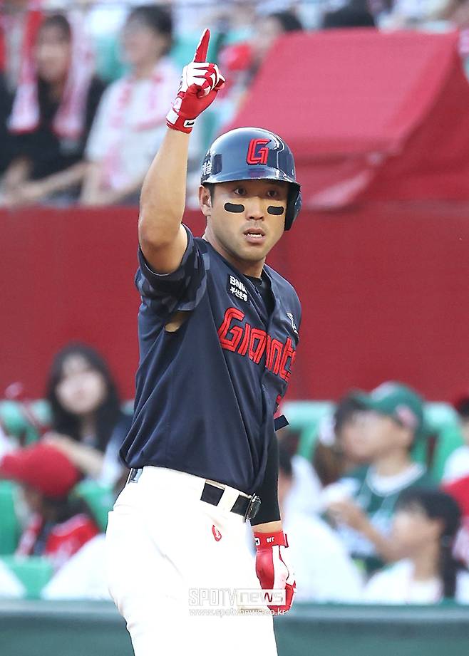 ▲ 부상자 속출 속에서도 묵묵한 활약으로 팀을 이끌어가고 있는 베테랑 전준우 ⓒ곽혜미 기자