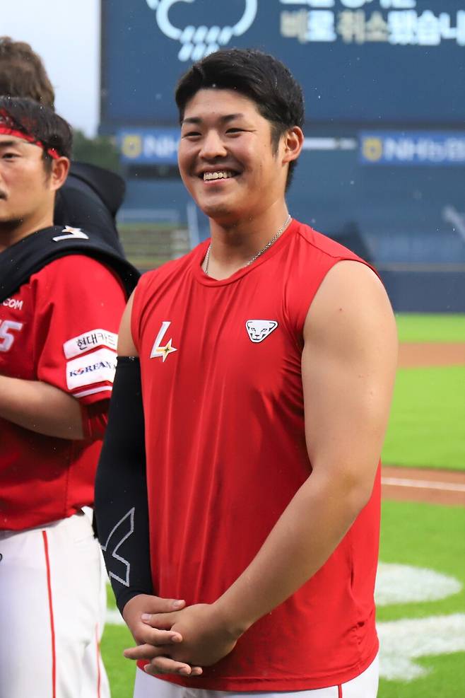 ▲ 팔꿈치 수술 후 재활 단계인 시라카와는 2026년 정상 투구가 가능한 것으로 알려지면서 주목을 받고 있다 ⓒSSG랜더스