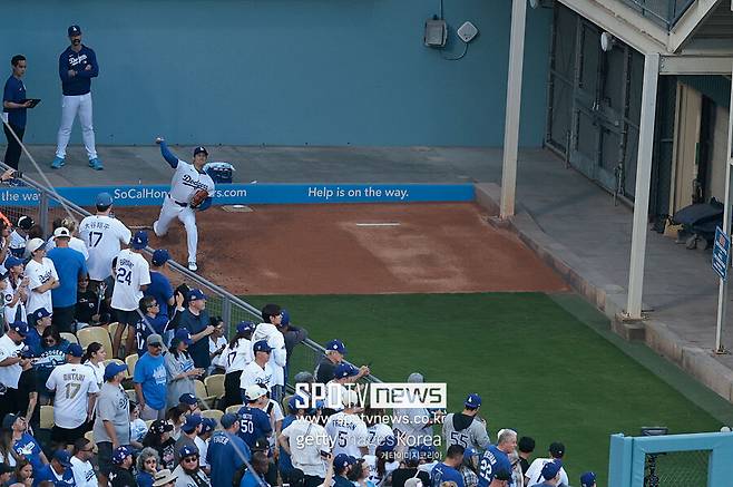▲ 오타니 쇼헤이가 투구를 앞두고 불펜에서 몸을 풀고 있다. 많은 팬들이 오타니의 투수 복귀를 기다리고 있다.