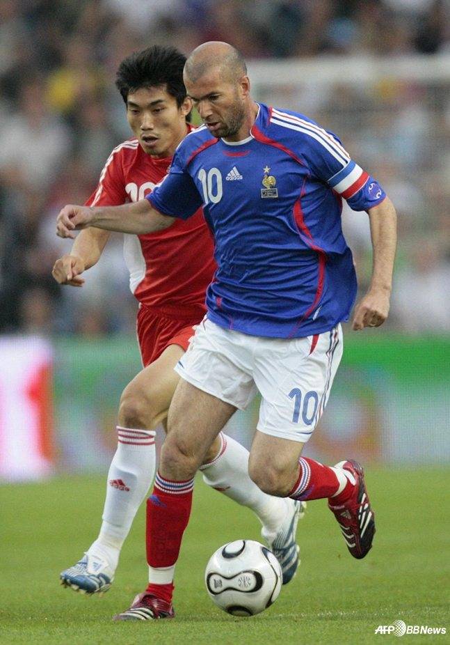 정즈(왼쪽)와 지네딘 지단. /AFPBBNews=뉴스1