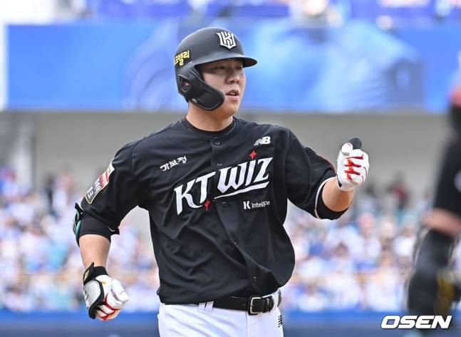 15일 홈런을 쏘아올린 이정훈