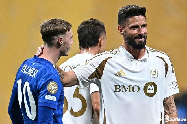 콜 파머(왼쪽)와 올리비에 지루(오른쪽)가 미국 조지아주 애틀랜타의 메르세데스 벤츠 스타디움에서 열린 2025 FIFA 클럽월드컵 D조 1차전 경기가 끝난 뒤 이야기를 나누고 있다. /AFPBBNews=뉴스1