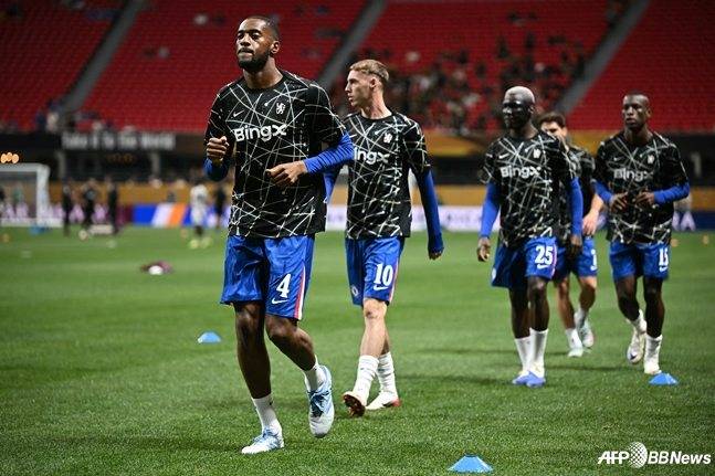 미국 조지아주 애틀랜타의 메르세데스 벤츠 스타디움에서 열린 2025 FIFA 클럽월드컵 D조 1차전 경기 전 몸을 푸는 첼시 선수들. /AFPBBNews=뉴스1