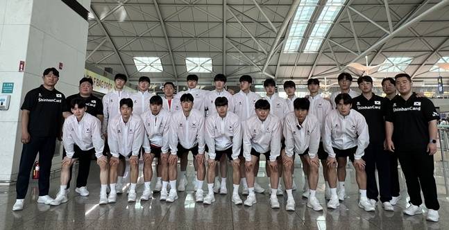 남자주니어핸드볼대표팀 선수단이 지난 15일 인천국제공항을 통해 폴란드로 출국하고 있다. /사진=대한핸드볼협회