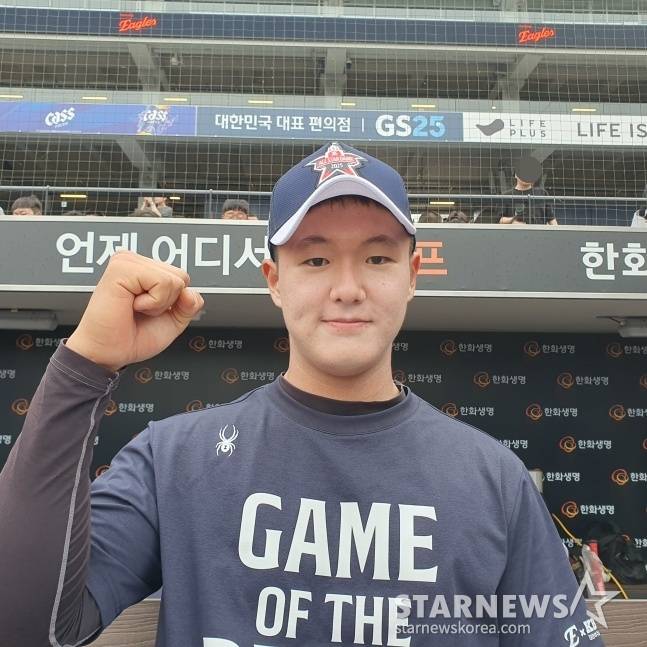 인천고 김지석이 지난 2일 대전 한화생명 볼파크에서 열린 2025 제3회 한화 이글스배 고교·대학 올스타전을 앞두고 취재진과 인터뷰했다. /사진=김동윤 기자