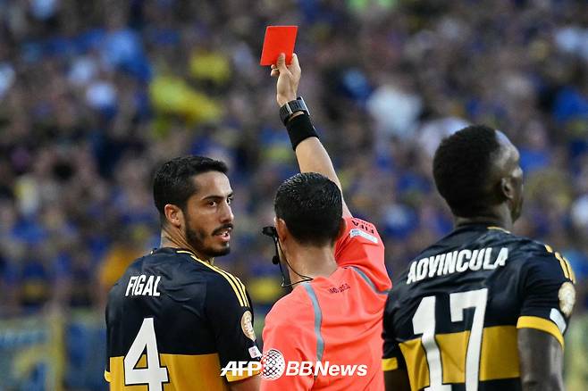 보카 주니어스 수비수 니콜라스 피갈(왼쪽)이 16일(한국시간) 미국 마이애미의 하드록스타디움에서 열린 벤피카(포르투갈)와의 2025 국제축구연맹(FIFA) 클럽 월드컵 조별리그 C조 1차전에서 폭력적인 행위를 이유로 퇴장을 당하고 있다. /AFPBBNews=뉴스1