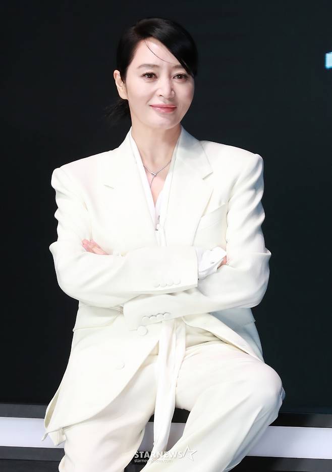 배우 김혜수가 8일 오전 서울 여의도 콘래드호텔에서 진행된 디즈니+ 오리지널 시리즈 '트리거' 제작발표회에 참석해 무대로 들어서고 있다. 나쁜 놈들의 잘못을 활짝 까발리기 위해 일단 카메라부터 들이대고 보는 지독한 탐사보도 프로 놈들의 이야기 '트리거'는 오는 15일 공개된다. /2025.01.08 /사진=이동훈 photoguy@