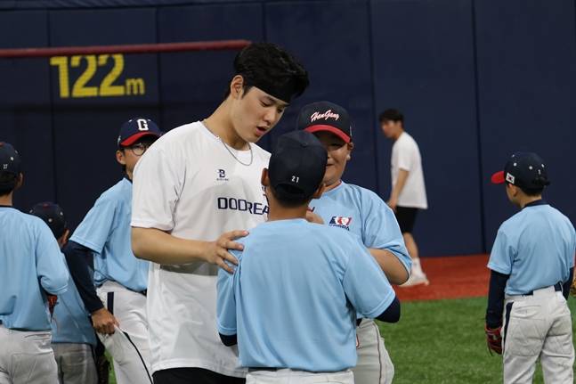 정현우(가운데)가 유소년 선수들과 이야기를 하고 있다. /사진=선수협