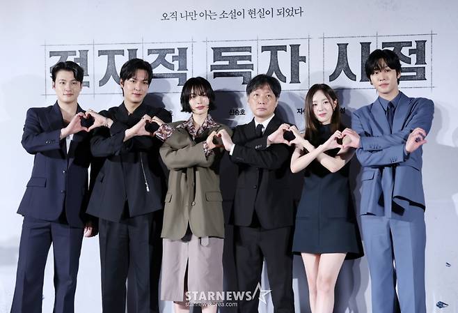 배우 신승호, 이민호, 나나, 김병우 감독, 배우 채수빈, 안효섭이 17일 서울 광진구 롯데시네마 건대입구에서 진행된 영화 '전지적 독자 시점(김병우 감독)' 제작보고회에 참석해 포즈를 취하고 있다. /2025.06.17 /사진=김휘선 hwijpg@