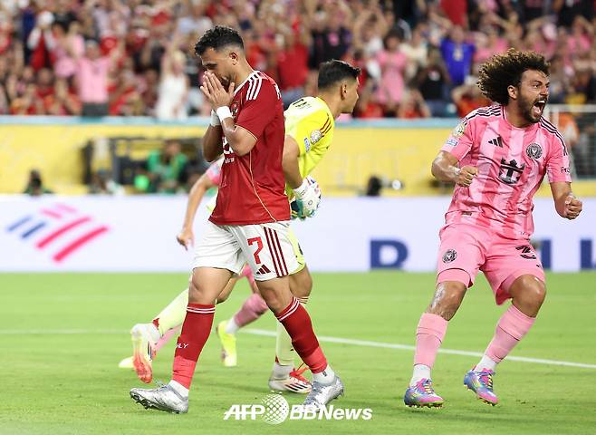 알아흘리 공격수 트레제게가 지난 15일 2025 국제축구연맹(FIFA) 클럽 월드컵 개막전 인터 마이애미전에서 페널티킥을 실축한 뒤 아쉬워하고 있다. /AFPBBNews=뉴스1