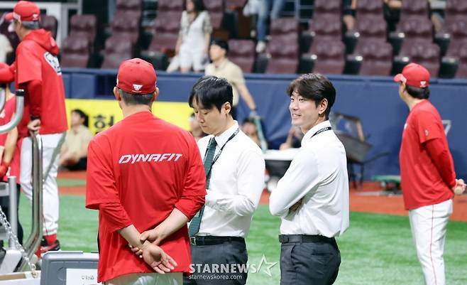 [포토]'불꽃야구' 참가 김재호 해설위원 '오늘은 취재에 집중'