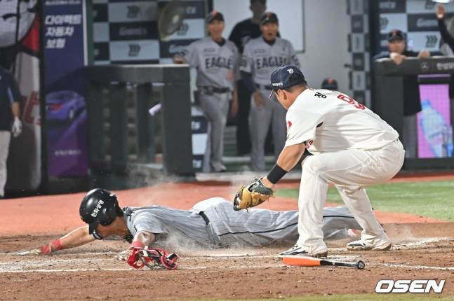 한화 노시환(왼쪽)이 17일 사직 롯데전에서 8회초 상대 실책을 틈타 홈으로 파고들고 있다.