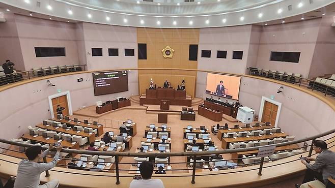 대전시교육청의 전자칠판 도입 사업이 지난해 마무리됐지만 논란은 계속되고 있다. 사진은 대전시 지방의회 모습.[사진｜뉴시스]&nbsp;