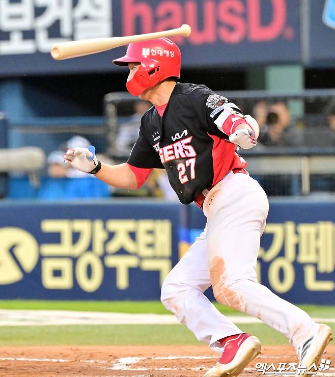 3일 오후 서울 송파구 잠실야구장에서 열린 '2025 신한 SOL Bank KBO리그' KIA 타이거즈와 두산 베어스의 경기, 8회초 1사 2루 KIA 김호령이 1타점 2루타를 날리고 있다. 엑스포츠뉴스 DB