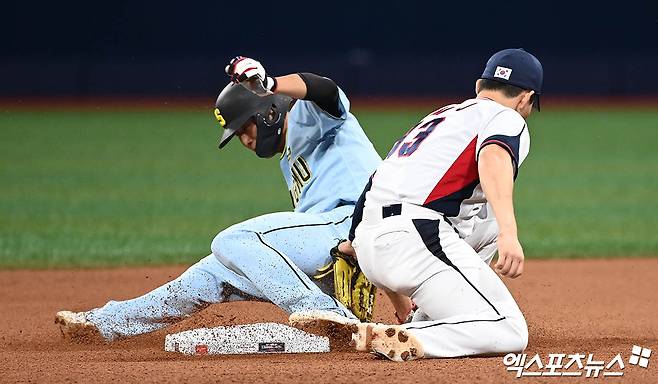 6일 오후 서울 구로구 고척스카이돔에서 열린 2024 WBSC(세계야구소프트볼연맹) 프리미어12 대한민국 야구 대표팀과 상무와의 평가전 경기, 8회초 1사 1루 상무 류승민 타석 때 1루주자 박정현이 2루 도루에 성공하고 있다. 엑스포츠뉴스DB