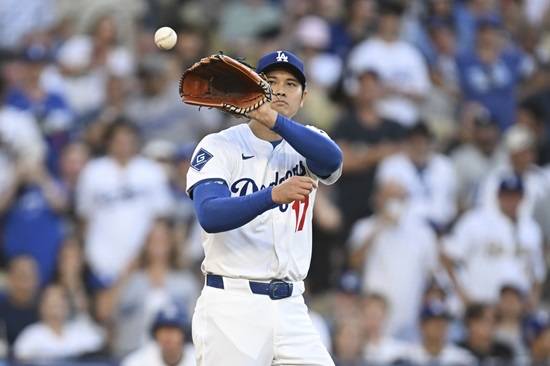 663일 만에 이도류로 복귀한 LA 다저스 오타니 쇼헤이가 투수로는 1이닝 2피안타 1실점, 타석에선 4타수 2안타 2타점 1볼넷을 기록했다. 연합뉴스