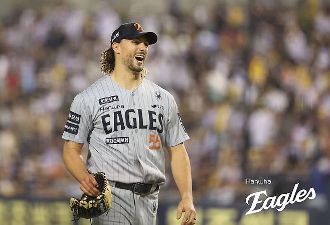 한화 이글스 외국인 투수 라이언 와이스가 17일 부산 사직야구장에서 열린 2025 신한 SOL Bank KBO리그 롯데 자이언츠와의 팀 간 8차전에 선발등판, 8이닝 무실점으로 승리투수가 됐다. 사진 한화 이글스