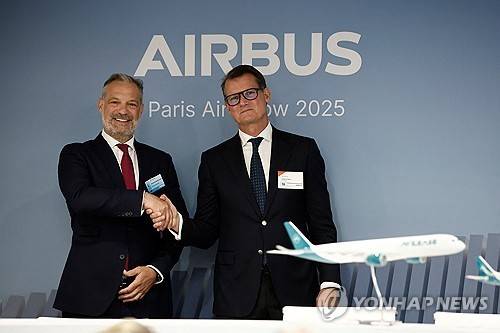 사우디 항공기 임대업체 아비리스 측과 주문 계약 맺는 에어버스 [로이터 연합뉴스 자료사진. 재판매 및 DB 금지]