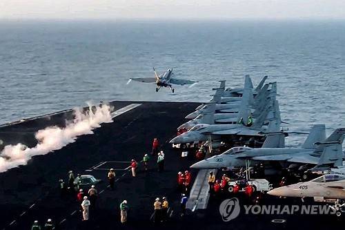 미 항공모함에서 이륙하는 전투기 [AFP 연합뉴스 자료사진. 재판매 및 DB 금지]