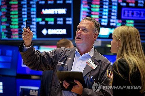 뉴욕증권거래소의 트레이더 [로이터 연합뉴스 자료사진. 재판매 및 DB 금지]