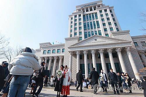 태국학과 합격생 모두 이과생이라니      (서울=연합뉴스) 진연수 기자 = 14일 서울 한국외국어대 전기 학위수여식에서 졸업생들이 기념사진을 찍고 있다. 이 학교 태국학과의 정시 합격생 전원이 이과생으로 드러나는 등 문과침공 현상이 심화하고 있다. 2025.2.14