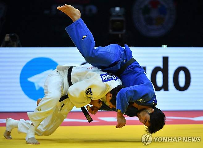 업어치기 성공하는 이준환 유도 국가대표 이준환(왼쪽)이 17일(한국시간) 헝가리 부다페스트에서 열린 2025 국제유도연맹(IJF) 세계선수권대회 남자 81㎏급 동메달 결정전에서 우즈베키스탄의 아르슬론베크 토이이예프를 상대로 업어치기에 성공하고 있다. [AFP=연합뉴스]
