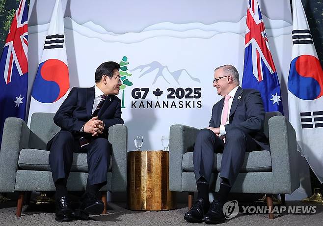 앤서니 앨버니지 총리, 한·호주 정상회담 발언 (캘거리[캐나다]=연합뉴스) 홍해인 기자 = 51차 주요 7개국(G7) 정상회의에 참석한 앤서니 앨버니지 호주 총리가 16일(현지시간) 캐나다 앨버타주 캘거리의 한 호텔에서 이재명 대통령과 한·호주 정상회담을 하며 발언하고 있다. 2025.6.17 hihong@yna.co.kr