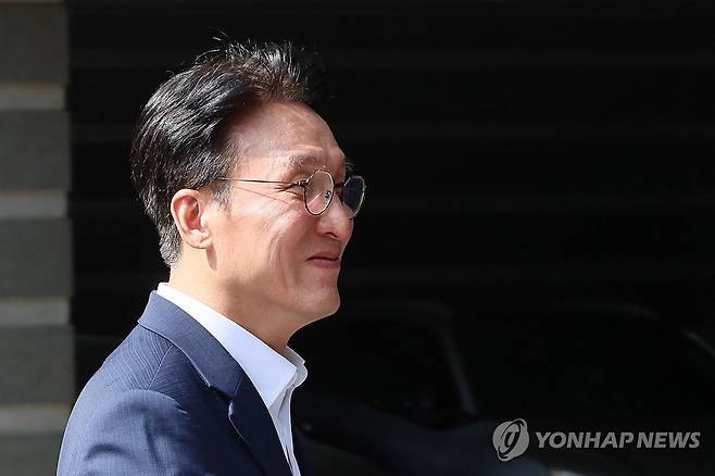 김민석 국무총리 후보자 출근 (서울=연합뉴스) 이정훈 기자 = 김민석 국무총리 후보자가 17일 서울 종로구 통의동 금융감독연수원에 마련된 청문회 준비단 사무실로 출근하고 있다. 2025.6.17 uwg806@yna.co.kr